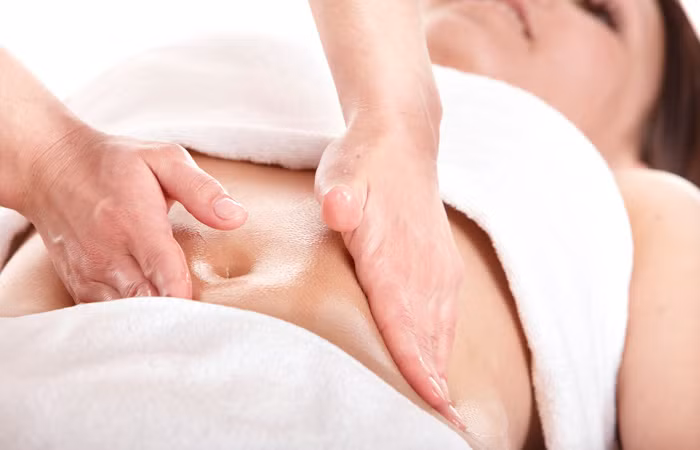 Bạn có thể massage nhẹ nhàng phần bụng dưới bằng tay, hoặc chườm bụng bằng túi nước nóng, hoặc giã, xắt lát gừng chườm vào, sẽ giúp giảm đau bụng kinh cực kỳ hiệu quả.
