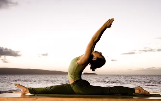 Không tập yoga trong tiết trời nóng, dưới ánh nắng mặt trời buổi trưa. Cũng không bước ngay ra trời nắng nóng khi vừa tập yoga xong. Nên tập ngoài trời trong bóng râm và tiết trời mát mẻ, hoặc tập trong nhà, nơi thoáng khí.