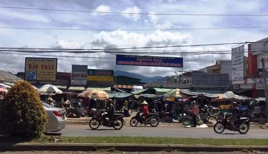 Cán bộ công chức, người lao động trực thuộc cơ quan nhà nước của huyện Di Linh nếu đi mua sắm ở chợ cũ sẽ bị theo dõi và lập biên bản.