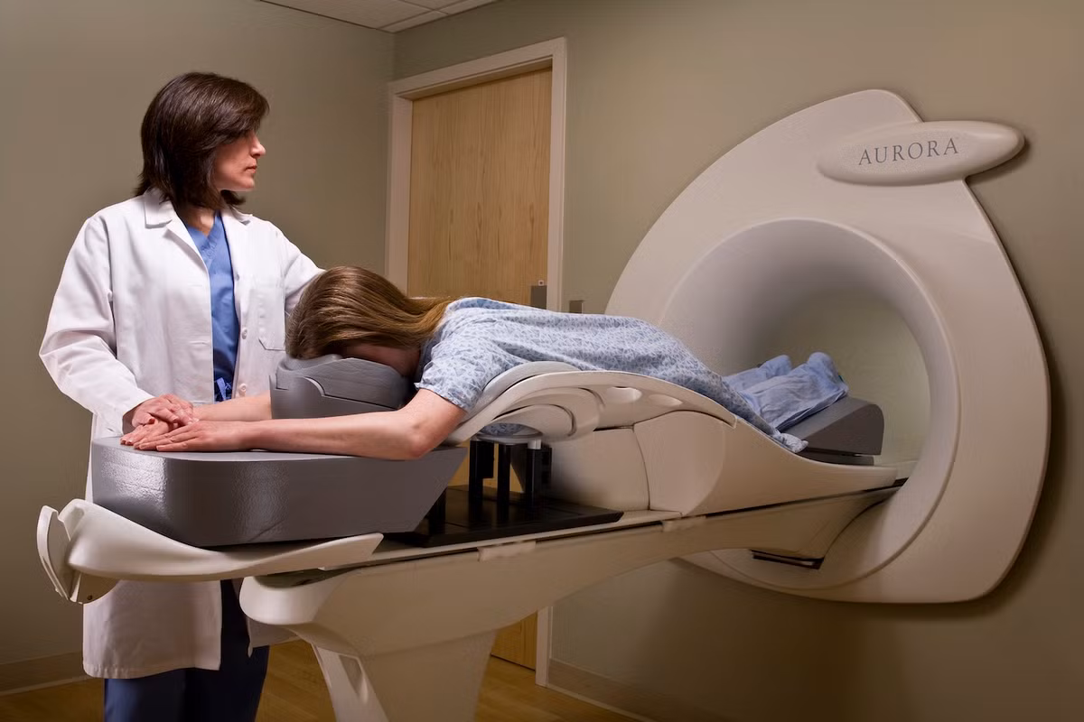 Chụp MRI. Chụp cộng hưởng từ hay còn gọi là chụp MRI (Magnetic Resonnace Imaging) là kỹ thuật hiện đại, áp dụng phổ biến trên thế giới và đã xuất hiện ở Việt Nam vào năm 1996. Nguyên lý của phương pháp dựa vào từ trường khác nhau của các tế bào, từ đó phân biệt các tổn thương tùy theo mức độ cộng hưởng từ trường.
