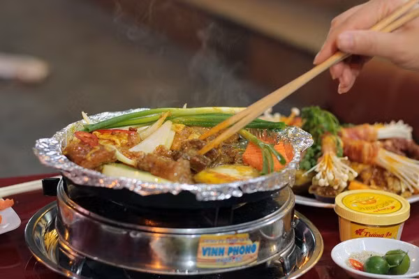 Ở Hàng Lược, đồ nướng được chế biến theo kiểu nướng chảo gang bọc giấy bạc, đi kèm với đó là dầu ăn, bơ để thực khách tự chế biến thêm cho vừa miệng.
