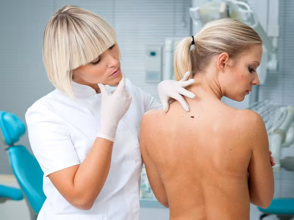 Ung thư da. Theo một nghiên cứu mới đây, những người phụ nữ da trắng, tóc đỏ hoặc vàng thường dễ mắc ung thư da hơn bình thường. Các nguyên nhân khác của ung thư da bao gồm di truyền, tác động của ánh nắng mặt trời và môi trường.