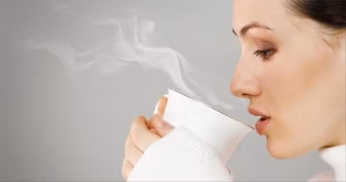 Giảm cân. Uống nước ấm mỗi ngày rất tốt cho việc duy trì hệ miễn dịch khoẻ mạnh khi mà bạn có ý muốn giảm cân. Cách tốt nhất là khởi động hệ miễn dịch mỗi sáng sớm bằng một cốc nước ấm có chút chanh. Bên cạnh đó, nước ấm giúp phá vỡ các mô mỡ (chất béo) trong cơ thể.