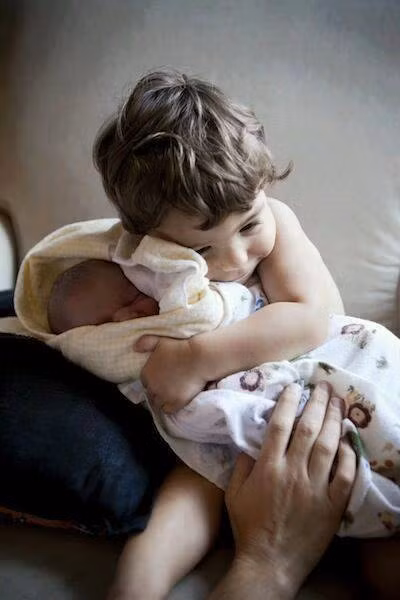 Những bức ảnh ngọt ngào về tình cảm anh chị em dưới đây sẽ là động lực cực lớn cho những bố mẹ đang có ý định sinh thêm con thứ để chào đón những khoảnh khắc tuyệt vời này đến với gia đình mình.