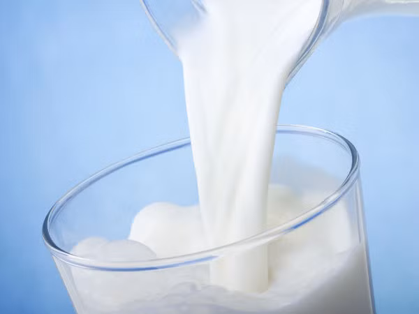 Sữa tươi. Sữa giàu chất đạm và vitamin giúp nuôi dưỡng lông mày. Dùng một miếng bông cotton thấm sữa và chặm vào lông mày trước khi đi ngủ, để qua đêm. Bạn chắc chắn sẽ thấy kết quả tích cực chỉ sau một vài ngày.