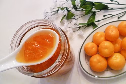 Bạn nên chọn những quả quất chín và vàng đều, mật ong thì nên chọn mật ong nguyên chất chưa pha. Cho quất vào một chiếu hũ có nắp, cho thêm mật ong và ngâm, nén chặt xíu nhưng không vỡ trái quất. Ngâm một thời gian khoảng 1 tháng hoặc hơn là bạn có thể lấy ra sử dụng rồi. Dùng cả bã lẫn nước ngậm và nuốt sẽ nhanh chóng làm dịu cơn đau họng do viêm họng gây ra khá hiệu quả.