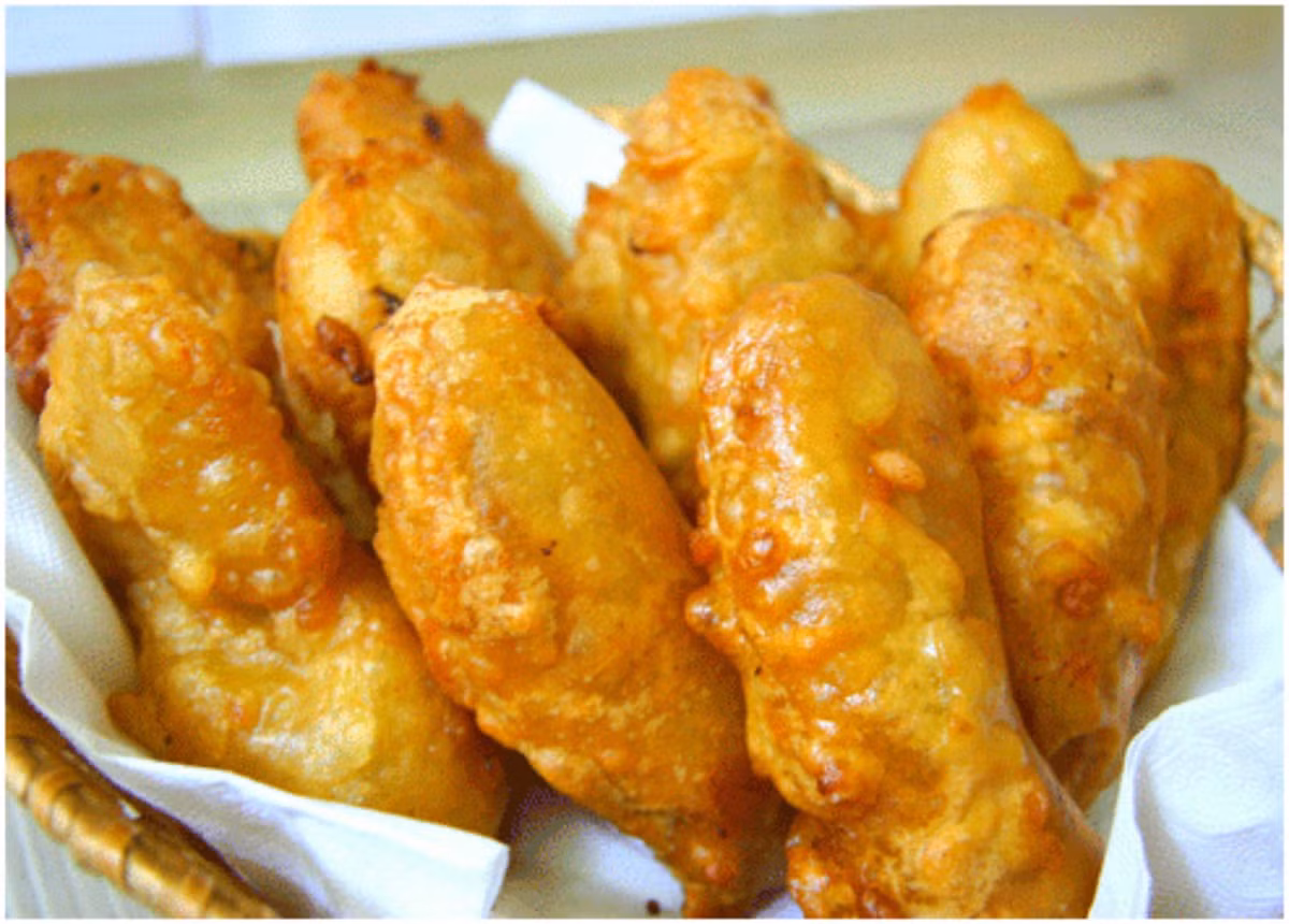 Bánh chuối rán nổi tiếng nhất Hà Nội phải kể tới quán nhỏ ở Hàng Bột. Chuối sứ được chẻ đôi, bao trọn bên ngoài là lớp bột nhẹ. Dù rán ngập dầu nhưng khi ăn không có cảm giác ngấy ngán. Bột nhẹ giòn tan, còn chuối mềm ngọt lịm, tan nhanh trong lưỡi. Mỗi chiếc bánh khoai, bánh chuối có giá từ 8.000 đến 10.000 đồng.