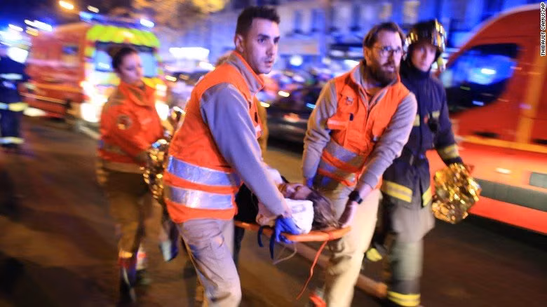 Loạt tấn công khủng bố tại Paris vào tối ngày 13/11 diễn ra tại 6 địa điểm, cướp đi sinh mạng của 129 người và khiến 352 người khác bị thương, trong đó hơn 90 người bị thương nặng.