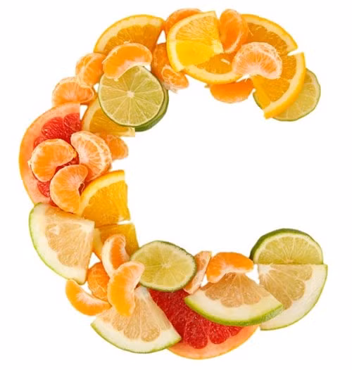 Cam quýt. Các quả họ cam như cam, quýt, chanh, bưởi... không chỉ giải khát mà còn tốt cho làn da của chị em ở mọi độ tuổi. Cam quýt rất giàu carbohydrates, vitamin, axit malic, axit citric, protein, chất xơ, khoáng chất... nên vừa cung cấp dinh dưỡng, lại giúp bổ sung nước cho cơ thể và giữ ẩm cho làn da.