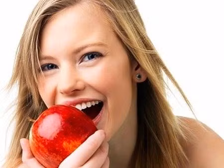 Táo. Trong táo có chứa một lượng lớn nước nên có tác dụng giữ ẩm da. Vitamin C trong táo có thể ức chế melanin hình thành trên da, làm giảm tàn nhang và hắc tố trên da.
