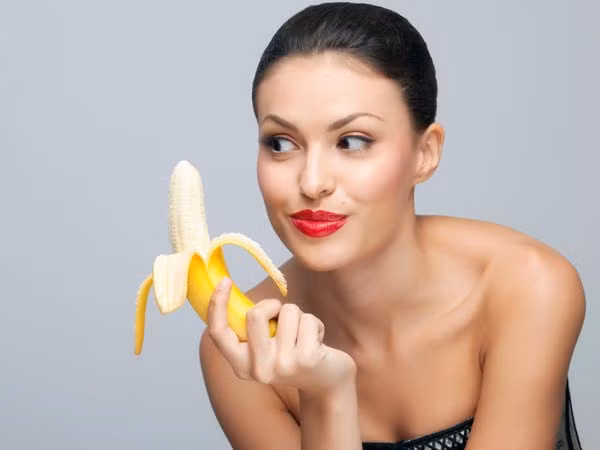 Chuối. Ăn chuối chín hoặc chín nhừ rất có lợi trong điều trị viêm âm đạo. Bạn có thể ăn chuối kèm một chút bơ và ăn 2 lần/ngày.