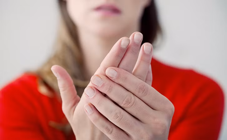 Đau vùng xương chậu. Đây là một trong những dấu hiệu thường gặp của nhiều bệnh tật nan y như viêm khớp. Tuy nhiên, nó cũng là triệu chứng của ung thư buồng trứng. Một số phụ nữ sẽ ảm thấy như bị chuột rút vùng chậu, áp lực nặng nề, đau ẩm ỉ hoặc khọ chịu. Một số người lại cảm thấy đau lưng hoặc đau trong các khớp tay chân.