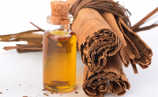 Tinh dầu quế. Dầu quế có đặc tính chống nấm và do đó dùng để điều trị nhiễm trùng nấm men cũng rất tốt. Trộn một lượng bằng nhau của dầu dừa và dầu quế, để trong tủ lạnh cho mát. Sau đó, lấy hỗn hợp này bôi lên diện tích nhiễm nấm để giảm cảm giác ngứa và nóng rát. Tiếp tục bôi vài giờ một lần cho đến khi tình trạng nấm giảm xuống và biến mất.