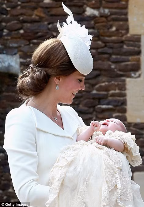 Được biết, đây là lần đầu tiên tiểu Công chúa Charlotte lộ diện sau buổi lễ rửa tội diễn ra vào tháng 7/2015.