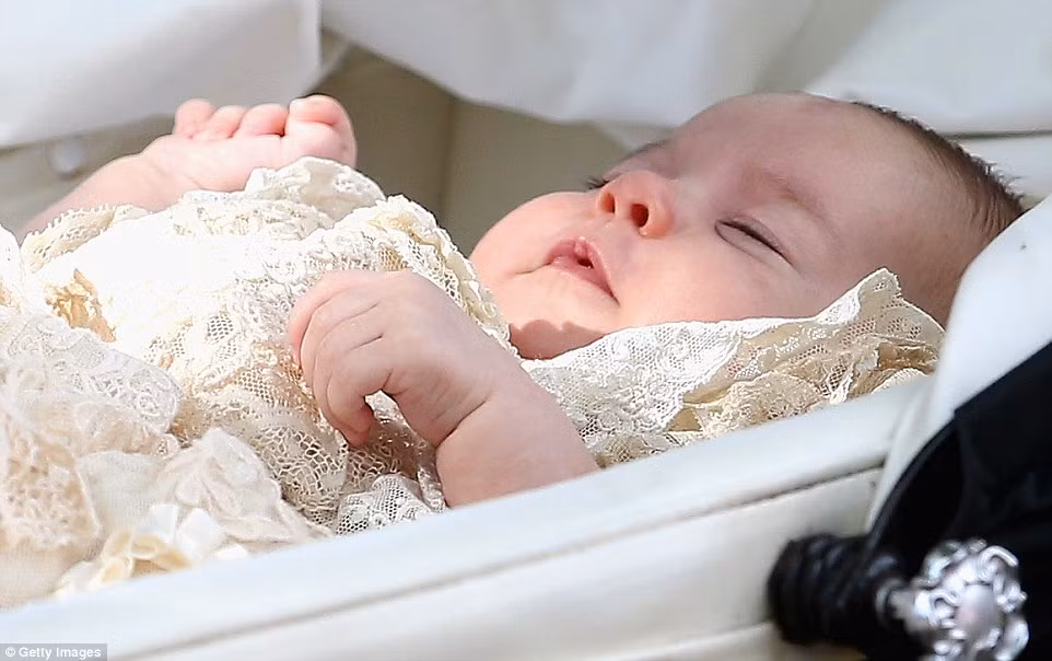 Tiểu công chúa Hoàng gia đáng yêu hồi trong lễ rửa tội hồi tháng 7 vừa qua.