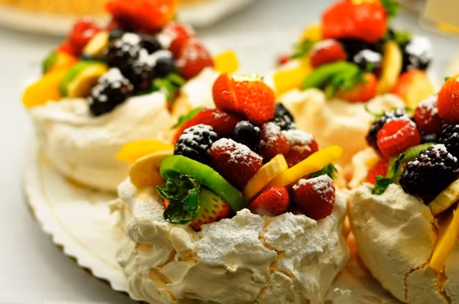 Bánh Pavlova (New Zealand): Món bánh này có vai trò quan trọng trong nền ẩm thực của New Zealand và thường được ăn vào các ngày lễ. Ảnh: Sightline.