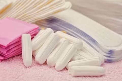 Máu kinh khi ở bên trong cơ thể thì có thể rất sạch, nhưng khi ra ngoài môi trường bên ngoài thì nó lại là nguồn gây ra nhiều bệnh tật cho “vùng kín”. Trong thời gian này, cổ tử cung đang được “hé mở” nên dễ bị vi khuẩn xâm nhập và phát triển thuận lợi hơn khi môi trường âm đạo đang ẩm ướt.