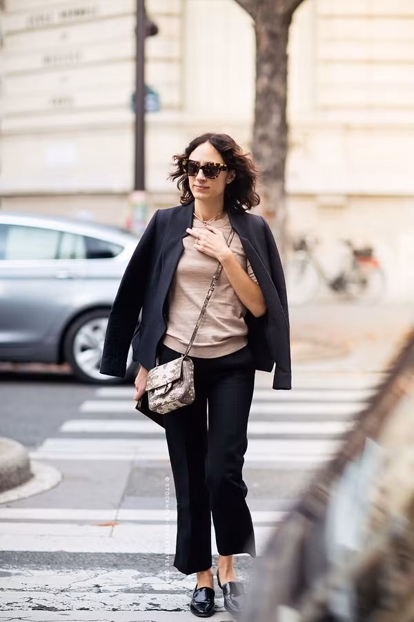 Ngay cả một thiết kế blazer cơ bản nhất cũng khiến bạn ngạc nhiên về sự ứng biến tài tình của nó. Có thể nói, jacket/ vest chính là chiếc áo giúp bạn mặc đẹp, thời thượng xuyên suốt mùa lạnh mà chẳng cần đắn đo xem kết hợp gì với chúng. Việc của bạn chỉ là đầu tư và hưởng thụ phong cách mà nó mang lại mà thôi.