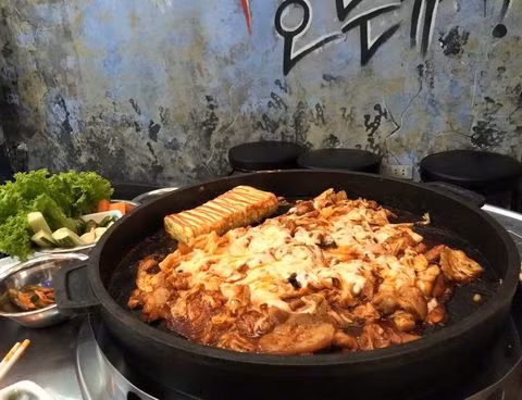 Ăn kèm gà xào bắp cải với các loại rau xà lách, cà rốt, dưa chuột hay kim chi cho đỡ ngấy và ăn được nhiều hơn. Ảnh: Lozy