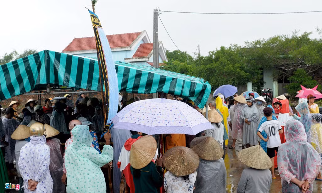Thi thể của Bạch được gia đình cùng người dân địa phương đưa về dựng trại che trước nhà văn hóa thôn Bình Thạnh, xã An Ninh Đông. Chiều 4/11, trời tiếp tục mưa như trút nước, gia đình cùng người dân nơi đây đã đưa nạn nhân về nơi yên nghỉ cuối cùng.