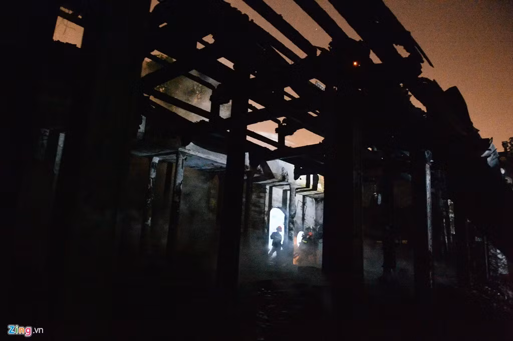 Vụ cháy ngôi chùa cổ ven hồ Tây xảy ra lúc nửa đêm khiến toàn bộ hệ thống mái ngói tại gian thờ Tổ của chùa bị sập đổ xuống sàn.