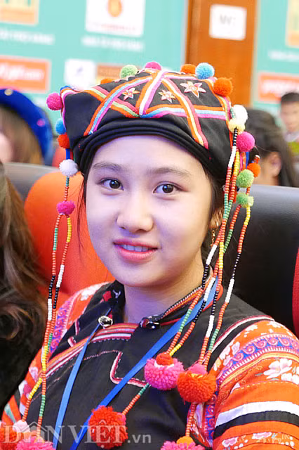 Học sinh Tống Mỹ Linh (dân tộc Hà Nhì) trường chuyên Lê Quý Đôn, tỉnh Lai Châu rạng rỡ trong ngày Lễ tuyên dương.