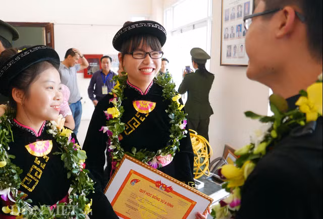 Bạn Nguyễn Tố Thương (giữa) dân tộc Tày, trường THPT Chuyên Chu Văn An, Tỉnh Lạng Sơn hào hứng chia sẻ niềm vui với các bạn sau khi nhận bằng khen trong Lễ tuyên dương.