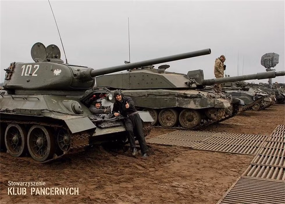 Quân đội Ba Lan dù đã gia nhập NATO nhưng vẫn còn giữ lại vô số trang bị vũ khí khí tài có từ thời Liên Xô.