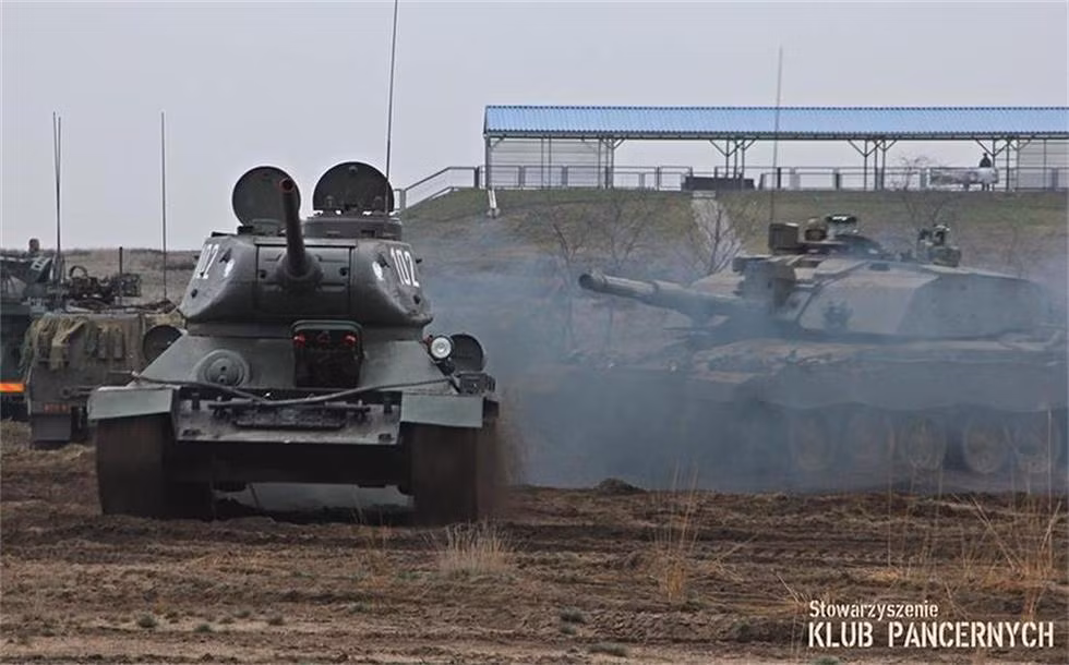 Trong ảnh, xe tăng T-34-85 của Ba Lan đang hành tiến cùng Challenger 2.