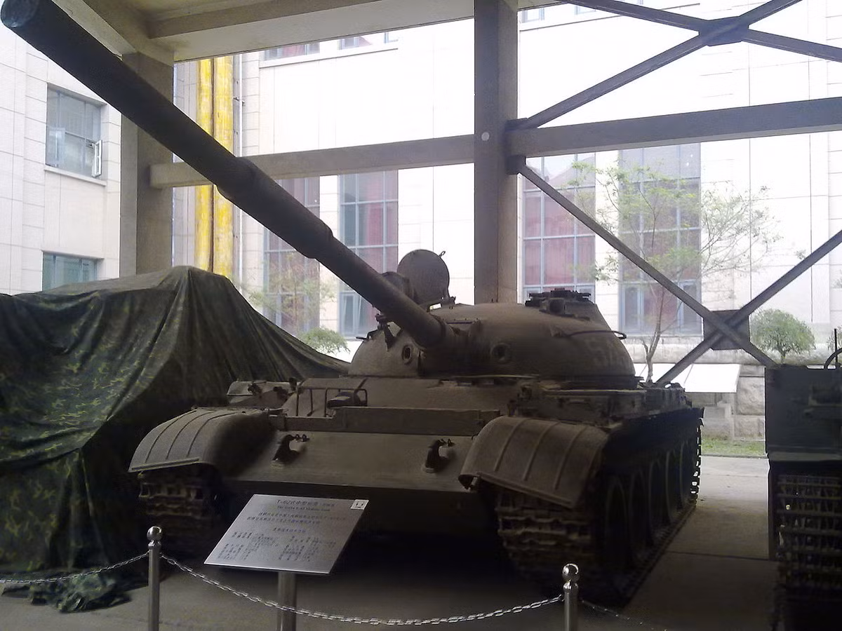 Và rồi cơ may đã tới với Trung Quốc, năm 1969 sau cuộc xung đột biên giới với Liên Xô, Trung Quốc đã "bắt sống" một chiếc xe tăng T-62 thuộc hàng hiện đại nhất của Liên Xô thời bấy giờ. Trên cơ sở T-62, Trung Quốc bắt tay phát triển Type 69 kiểu mới hiện đại hơn. Rõ ràng, dù muốn dù không, Trung Quốc nếu không có công nghệ Liên Xô thì không thể tạo ra những vũ khí mạnh mẽ. Ảnh: Xe tăng T-62 bị Trung Quốc bắt giữ năm 1969.