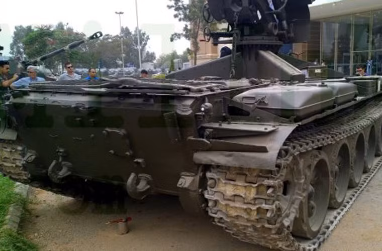 Xe tăng Tiran vốn chính là T-54/55 do Liên Xô sản xuất được Israel thu giữ trong các cuộc chiến tranh với liên minh Ả Rập. Số tăng này được cải tiến và trang bị cho Lực lượng Quốc phòng Israel sử dụng với cái tên Tiran. Thậm chí, nó lại được xuất khẩu tới một số nước khác.