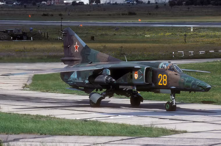 Ngoài ra, MiG-27 còn mang được các loại rocket không đối đất và bom hàng không không điều khiển FAB, OFAB.