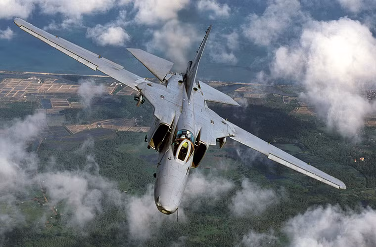Cường kích MiG-27 vẫn sử dụng kiểu cánh cụp cánh xòe như MiG-23, thiết kế cánh này dường như phù hợp với máy bay cường kích hơn là tiêm kích đánh chặn.
