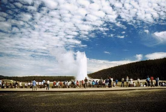 Cụ thể, suối Old Faithful nổi tiếng với giờ phun cố định. Theo đó, cứ khoảng 90 phút lại phun trào 1 lần.