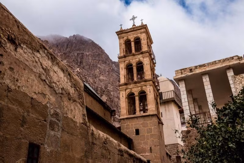 Thêm nữa, tu viện Saint Catherine còn gây chú ý khi được trang trí bằng đá cẩm thạch và những bức vẽ trên men.
