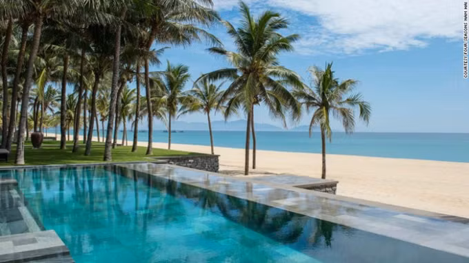 Không chỉ được du khách bình chọn, khu nghỉ này còn là điểm dừng chân của nhiều sao Việt như Á hậu Tú Anh, Huyền My hay nhiều sao Hàn nổi tiếng như vợ chồng Lee Byung Hun - Lee Min Jun, Son Ye Jin, So Ji Sub, Han Hyo Joo. Tọa lạc bên bờ biển xinh đẹp, khu resort sở hữu 100 biệt thự sang trọng với tầm nhìn ra đại dương xanh mát, còn có 3 hồ bơi được thiết kế theo 3 tầng, từ cao xuống thấp, được đánh giá là đặc điểm nhận dạng của khu nghỉ.
