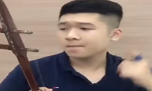 Anh chàng cực phiêu khi cover “Chạy ngay đi” bằng đàn nhị. Ảnh cắt từ clip.