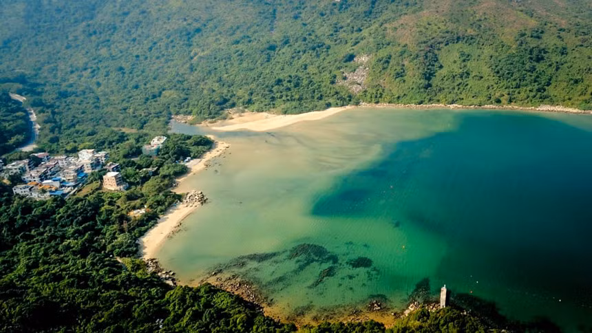 Hoi Wa Wan: Trên bờ biển phía bắc của công viên quốc gia phía Đông Sai Kung, Hoi Ha Wan thường thu hút những người chèo thuyền kayak, hay đam mê lặn biển. Là một phần của công viên biển, bãi biển đầy đá cuội này có nhiều loài sinh vật đầy màu sắc, với hơn 120 loài cá, 60 loại san hô cứng và mê cung rừng ngập mặn. Ngoài ra, gần bãi biển còn có một ngôi làng nhỏ xinh đẹp, nơi có một ngôi đền truyền thống và các điểm quan sát toàn cảnh. Ảnh: CNN.