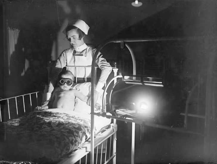 Một em bé tiếp nhận trị liệu y tế năm 1928.