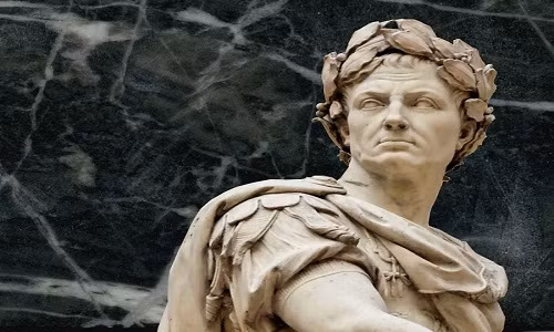 Nữ hoàng Cleopatra đã cho người nấu một loại kem dưỡng với thành phần bao gồm thịt chuột nghiền nhỏ, răng ngựa và mỡ gấu để giúp Caesar hạn chế việc bị rụng tóc nhiều.