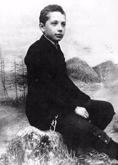 Thuở bé, thiên tài Albert Einstein có diện mạo như thế này.