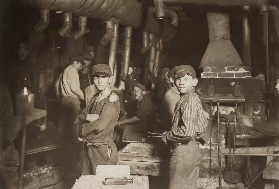 Những công nhân "nhí" làm việc trong một nhà máy ở Indiana năm 1908.