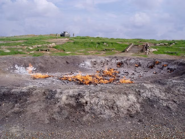  Baba Gurgur, Iraq: Cánh đồng dầu mỏ Baba Gurgur đã cháy hơn 4000 năm qua. Nó đã được nhắc đến trong các câu chuyện từ xa xưa. Nguyên nhân là các dòng khí tự nhiên thoát khỏi các tảng đá và khiến ngọn lửa không bao giờ tắt. Truyền thuyết kể rằng những người chăn nuôi thường đưa cừu đến đây để tránh rét. Ngoài ra, người dân địa phương cũng dùng nhựa đường tự nhiên xung quanh khu vực này để xây dựng đường sá.