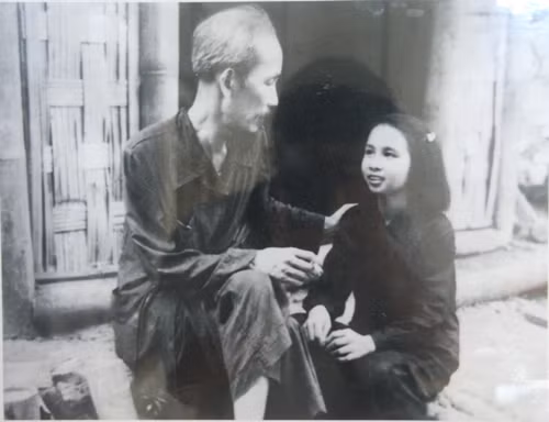 Chủ tịch Hồ Chí Minh trò chuyện thân mật với em Nguyễn Thị Thanh, Chiến sĩ thi đua ngành sản xuất Giấy, đại biểu ít tuổi nhất dự đại hội chiến sĩ thi đua toàn quốc lần thứ nhất. Ảnh chụp tại Tuyên Quang tháng 5/1952. Mời độc giả xem video: Bác Hồ với nông dân Việt Nam (nguồn: VTC16)