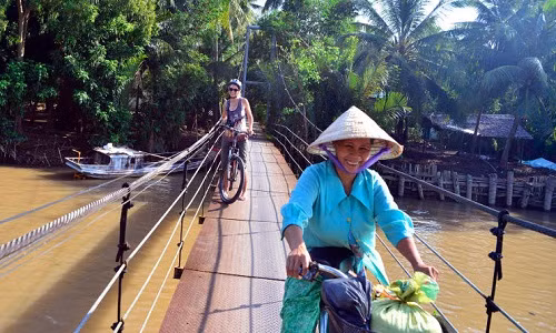 Du ngoạn Đồng bằng sông Cửu Long: Đến với vựa lúa Đồng bằng sông Cửu Long, bạn sẽ được gặp gỡ những người dân hiếu khách. Họ mỉm cười đầy thân thiện và sẵn lòng giúp đỡ bạn khi cần.