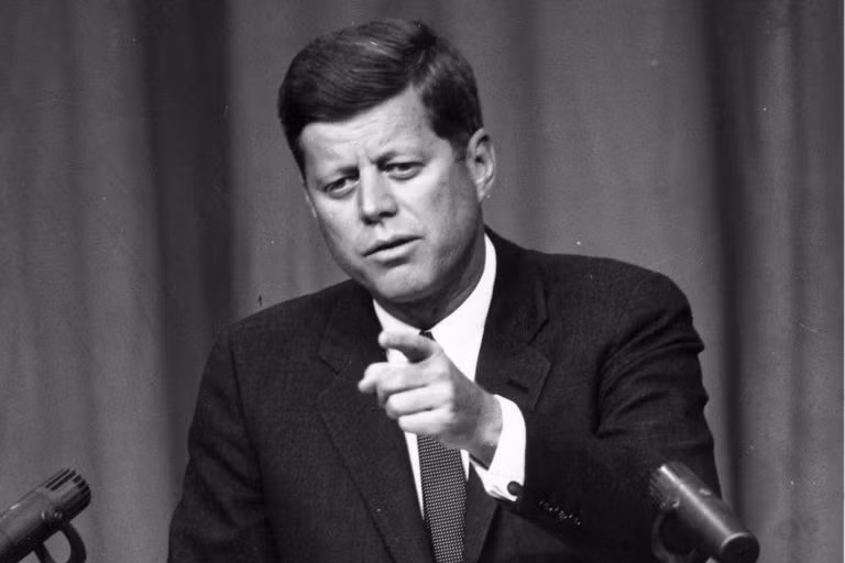 Tổng thống Lincoln và Tổng thống Kennedy (trong ảnh) đều có Phó tổng thống mang họ Johnson là: ông Andrew Johnson và Lyndon Johnson. Tên họ của hai người này đều có 13 chữ cái.