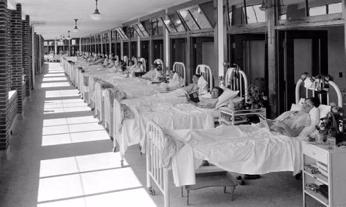 Đến năm 1926, bệnh viện Waverly Hills chính thức đi vào hoạt động. Vào thời điểm ấy, những bệnh nhân mắc bệnh lao được đưa tới bệnh viện này và sống tách biệt với thế giới bên ngoài.
