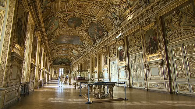 Ban đầu, bảo tàng Louvre nổi tiếng thế giới là một pháo đài được xây dựng vào năm 1190. Đến thế kỷ 16, pháo đài này được biến thành một cung điện hoàng gia.