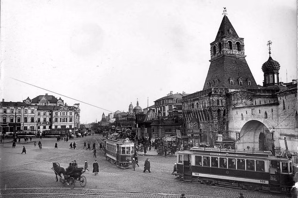 Những chiếc xe điện chạy trên đường phố Moscow đông đúc người qua lại.