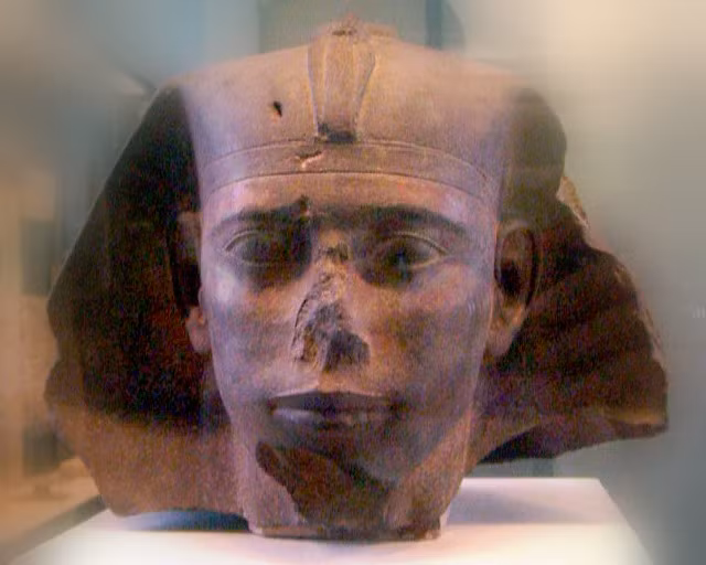 Pharaoh Ai Cập Djedefre thuộc vương triều Ai Cập thứ 4. Trong thời gian trị vì, ông đã cho xây dựng kim tự tháp được đánh giá là kim tự tháp cao nhất và bề thế nhất thế giới.